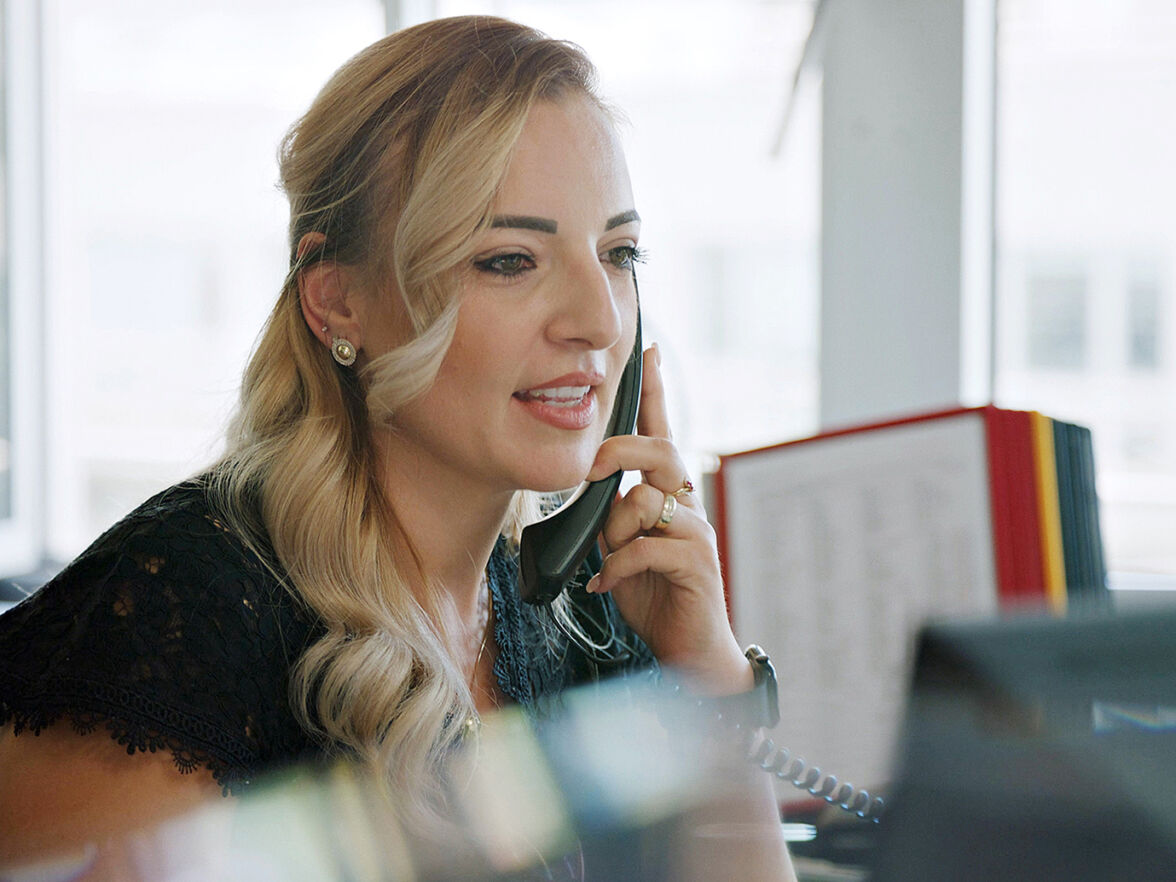 Frau am Telefonieren bei GVZ